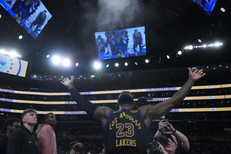 Lakers dust Jazz in LeBron’s return, but potential concern emerges
